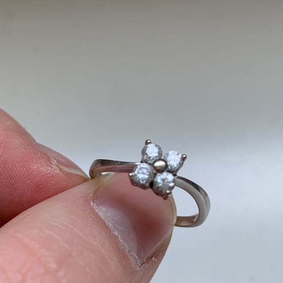 Cute flower shaped silver ring - Picture 2 of 3